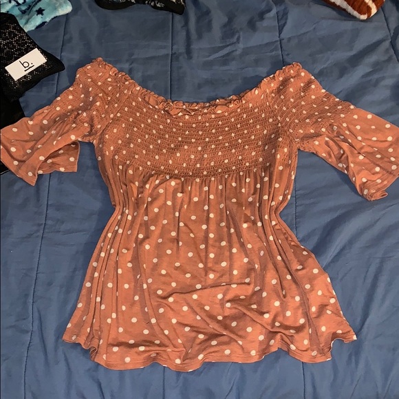 Kohl's Tops - 💄Polka Dot OTS Top